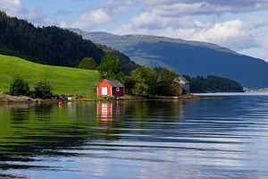 Rote Scheune am Fjord, Norwegen