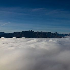 Berge über den Wolken von Raf Eussen