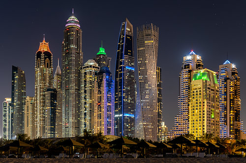 Wolkenkrabbers van Dubai Marina bij nacht