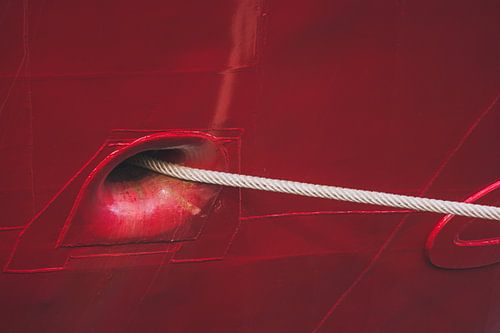 Scheepsboeg in de haven afgemeerd