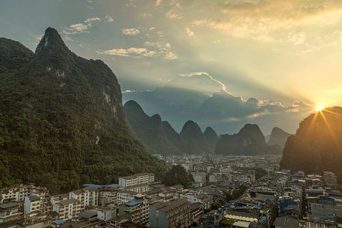 Sonnenuntergang über den Karstbergen in der Stadt Yangshuo (China)