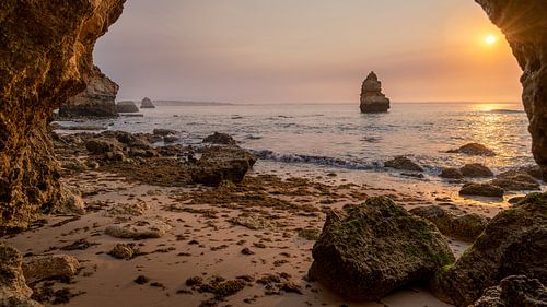 Sonnenaufgang über dem Meer an der Algarve, Portugal