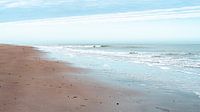 Minimalistische foto van het strand - Vrouwenpolder van Moments by Kim thumbnail