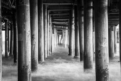 Pilaren onder de Santa Monica Pier – lange sluitertijd zwart-witfoto