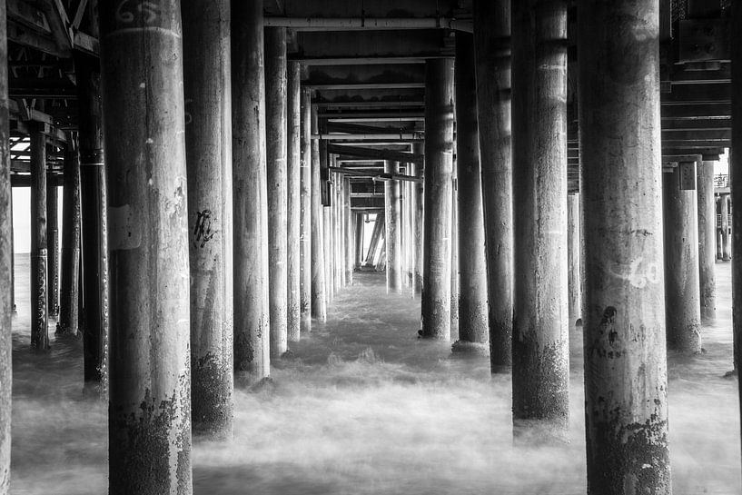 Piliers sous la jetée de Santa Monica - photo noir et blanc à longue vitesse d'obturation par Retinas images