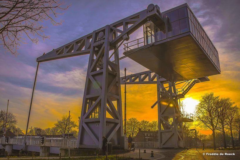 Zonsondergang gezien vanuit Brug den Ophef aan de Piushaven in Tilburg. by Freddie de Roeck