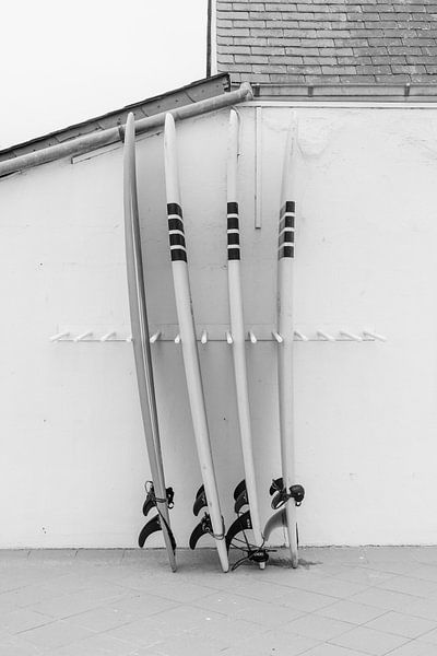 Surfbretter in der Bretagne | Surfen im Meer Frankreich | Schwarz-Weiß-Reisefotografie Fotodruck von HelloHappylife