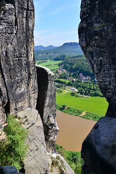Blick von der Bastei auf die Elbe und Burg Königstein