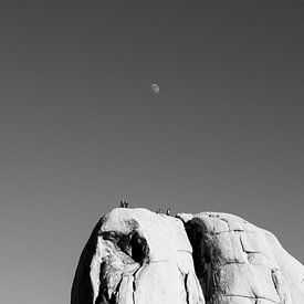 Moon On The Rock - Minimalistische Landschaftsfotografie von Nicole Schyns