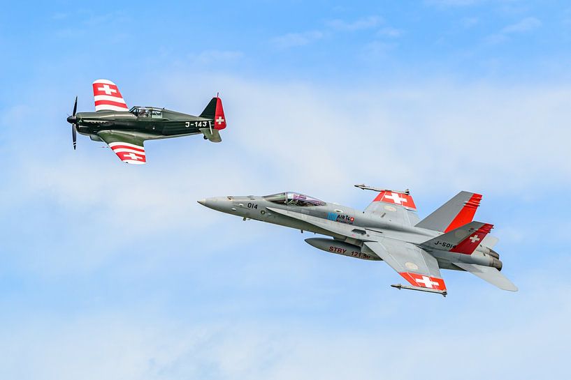 Flyby Morane Saulnier MS406 et F/A-18 Hornet. par Jaap van den Berg