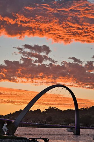Rode wolken boven de brug