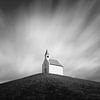 Kerkje in zwart-wit onder bewegende wolken van iPics Photography