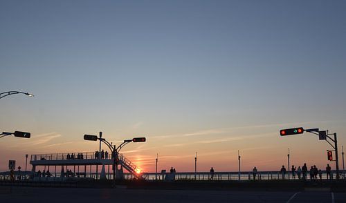 Een zonsondergang over de rivier