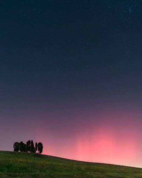 Sehr seltene Nordlichter am Himmel der Toskana. Oktober 2024. von Stefano Orazzini