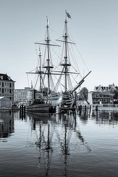 Schip Amsterdam in het Scheepvaartmuseum Amsterdam - Z/W van Werner Dieterich