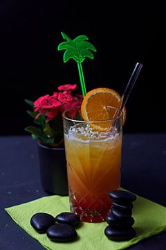 Cocktail met agave brandy sinaasappelsap granaatappelsiroop en citroensap.
