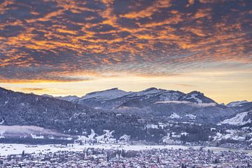 Zonsondergang boven Oberstdorf in de winter van Walter G. Allgöwer