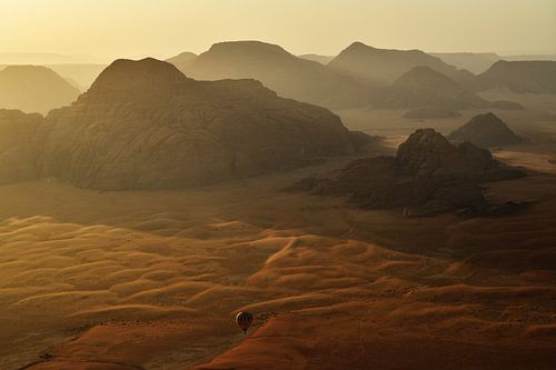 Vol en montgolfière dans le Wadi Rum au lever du soleil