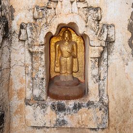 Gouden Buddha in nisje van Edwin Benschop