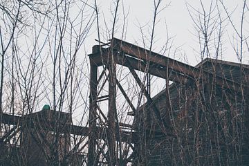 Eine alte Eisenstruktur und eine verlassene Fabrik von Zaankanteropavontuur