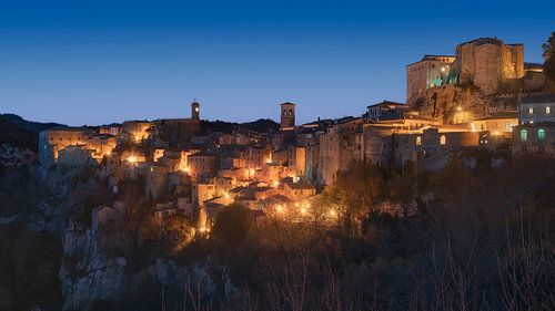 Sorano bij schemering, een verlicht middeleeuws dorp