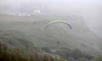 gleitschirmfliegen über der küste der normandie