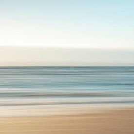 Abstract long exposure pastel zonsondergang marineblauw beige Italië art print - natuur fotografie van Christa Stroo fotografie