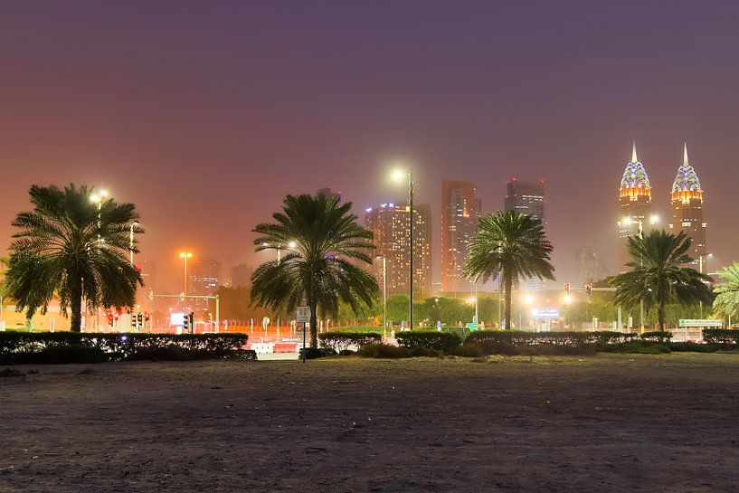 Vue de la ville de Dubaï de nuit par MPfoto71