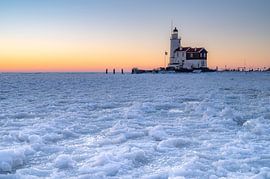 Leuchtturm im zugefrorenen See von Tim Vlielander