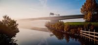 Verkeersbrug verdwijnt in de mist.