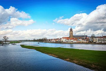 Aangezicht van Deventer vanaf de Wilhelminabrug met de IJssel en wolken.