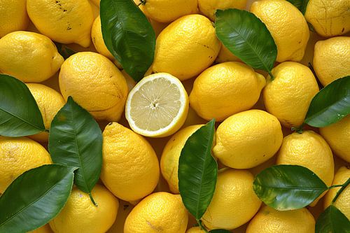 Citroenstilleven op houten tafel