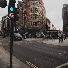 Straatbeeld | Verkeerslicht | Londen | Engeland | Verenigd Koninkrijk van Nicole Van Stokkum