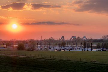 Haven Maurik bij zonsondergang van Moetwil en van Dijk - Fotografie