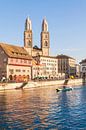 Oude binnenstad met de Grossmünster in Zürich van Werner Dieterich thumbnail