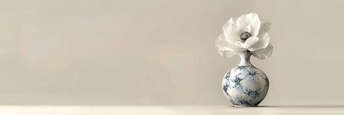 Minimalistisch stilleven vaas met bloem met beige achtergrond als panorama