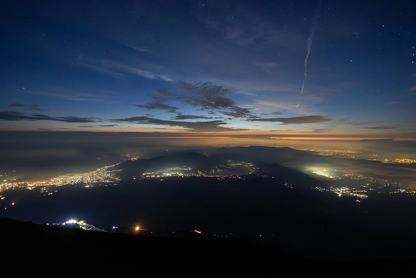 sunrise from mt fuji in Japan by Jordy Blokland