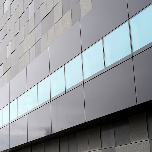 Fassade eines modernen Bürogebäudes von Heiko Kueverling