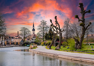Blick auf die Stadt Lübbenau im Spreewald mit Kirche und Sonnenuntergang