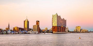 Elbphilharmonie in Hamburg in het avondlicht