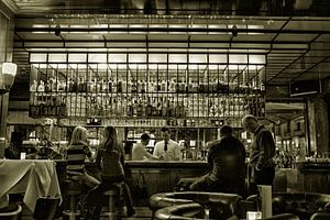 Menschen in einer Bar in Berlin