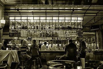 Menschen in einer Bar in Berlin