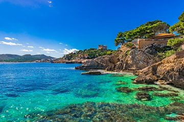 Schöne Aussicht auf das Meer in Cala Rajada auf Mallorca, Spanien von Alex Winter