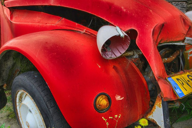 Eingebeulte rote Deux Chevaux von Yvonne Smits