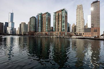 skyline van Chicago vanaf de rivier met uitzicht op trump tower