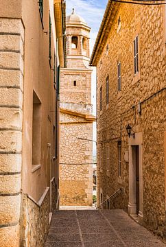 Mooie mening van straat met kerktoren in oud dorp van Lloseta op het eiland van Mallorca, Spanje van Alex Winter