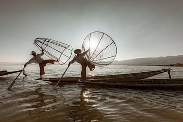 De vissers van Inle Lake in Myanmar van Roland Brack