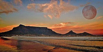 Tafelberg mit Vollmond und Sonnenaufgang mixed media