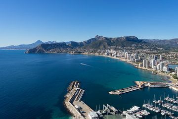 Port et côte à Calpe, mer Méditerranée bleue