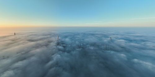 Het stadsfront van Kampen in de mist van Evert Jan Kip